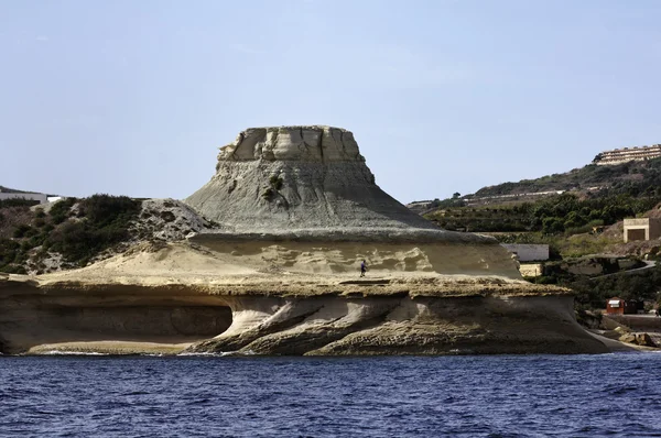 Malta, gozo eiland, uitzicht op de zuidelijke rotsachtige kustlijn van het eiland — Stockfoto