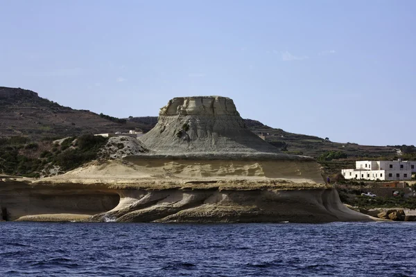 Malta, gozo eiland, uitzicht op de zuidelijke rotsachtige kustlijn van het eiland — Stockfoto