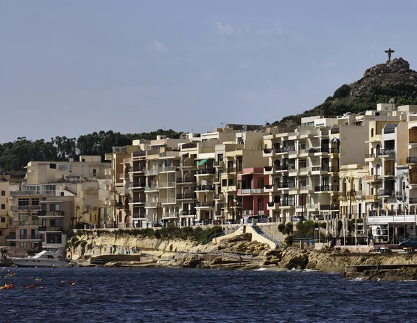 マルタ、ゴゾ島、マルサルフォーン町、海と丘の上のキリスト像の構築 — ストック写真