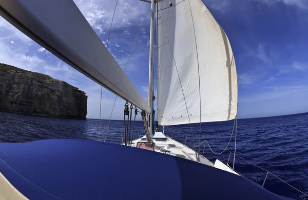Malta, Isola di Gozo, veduta della costa rocciosa meridionale dell'isola da una barca a vela — Foto Stock