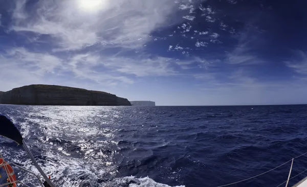 Malta, Insel Gozo, Blick von einem Segelboot auf die südliche Felsküste der Insel — Stockfoto