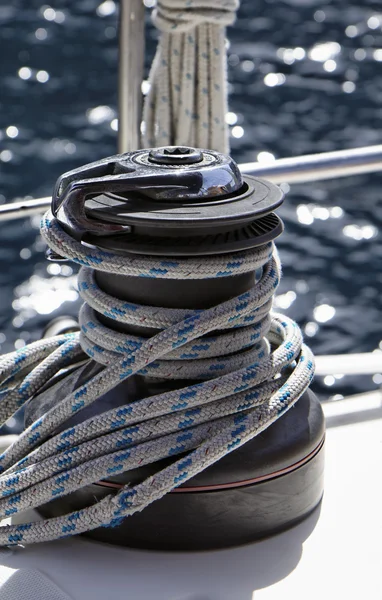 Italien, Sizilien Kanal, Segelboot, nautische Seile und Winde — Stockfoto