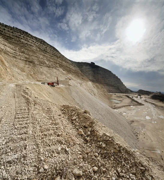 Stone pit with industrial vehicles at work — Stock Photo, Image