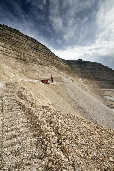 Fosa de piedra con vehículos industriales en el trabajo —  Fotos de Stock