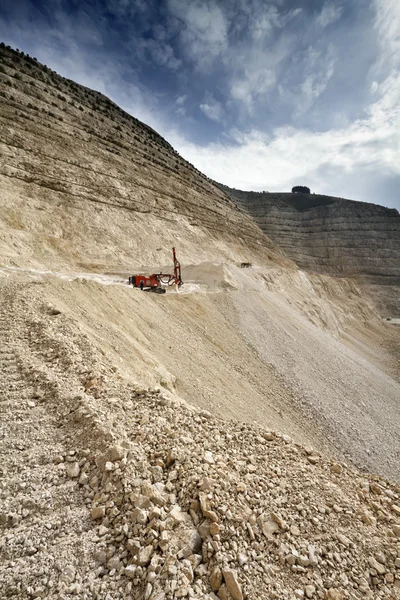 Stone pit with industrial vehicles at work — Stock Photo, Image