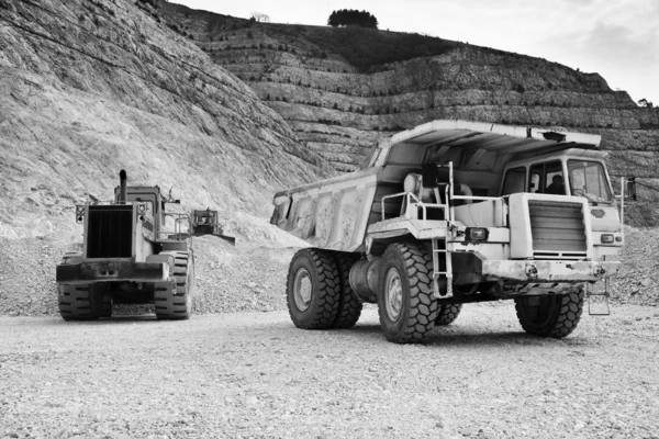 Stone pit with industrial vehicles at work — Stock Photo, Image