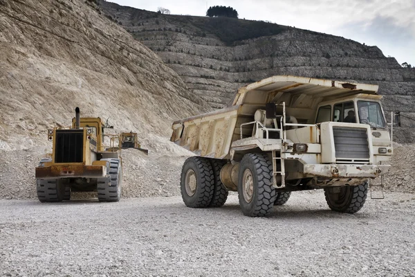 Stone pit with industrial vehicles at work — Stock Photo, Image