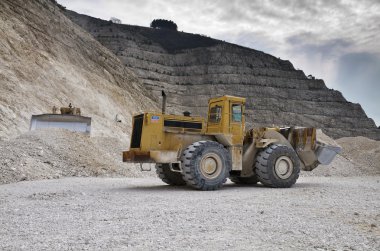 iş yerinde endüstriyel araç ile taş çukur