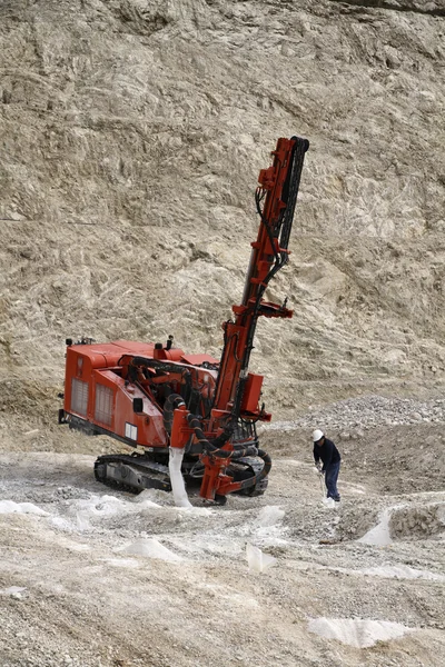 Stenen put met industriële voertuigen op het werk — Stockfoto