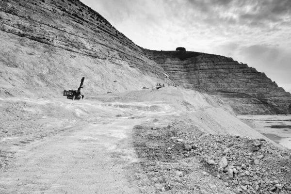 Poço de pedra com veículos industriais no trabalho — Fotografia de Stock