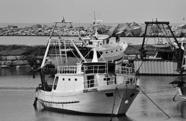 Sicilyalı ahşap balıkçı tekneleri limanda