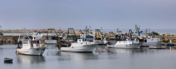 Sicilské dřevěné rybářské lodě v přístavu — Stock fotografie