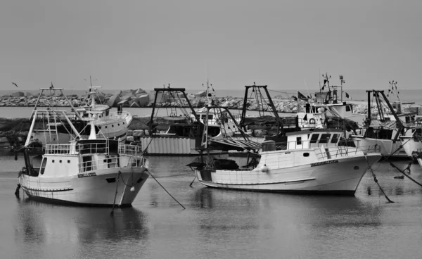 西西里木质渔船在港口 — 图库照片