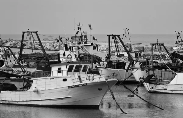 Сицилийские деревянные рыбацкие лодки в порту — стоковое фото
