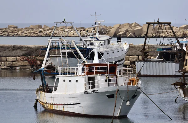 Barcos de pesca de madeira sicilianos no porto — Fotografia de Stock