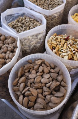 Yerel bir pazarda satış kuru fındık