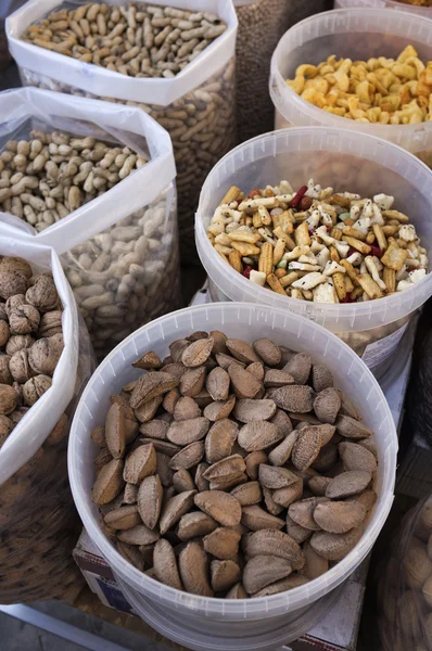 Nueces secas para la venta en un mercado local — Foto de Stock