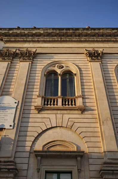 Fasada budynku barokowy Ratusz w zachód słońca — Zdjęcie stockowe