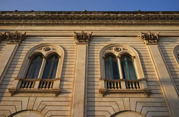 Fachada del edificio del ayuntamiento barroco al atardecer — Foto de Stock