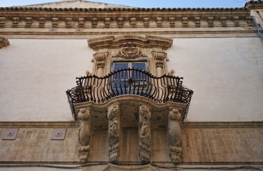 İtalya, Sicilya, scicli (ragusa eyaletinde), Barok beneventano saray cephe gün batımında