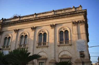 İtalya, Sicilya, scicli (ragusa eyaletinde), gün batımında cephe bina Barok townhall