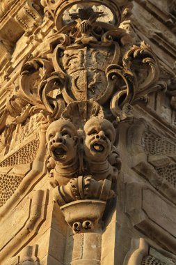 İtalya, Sicilya, scicli (ragusa eyaletinde), gün batımında Barok beneventano Sarayı cephesinde süsler