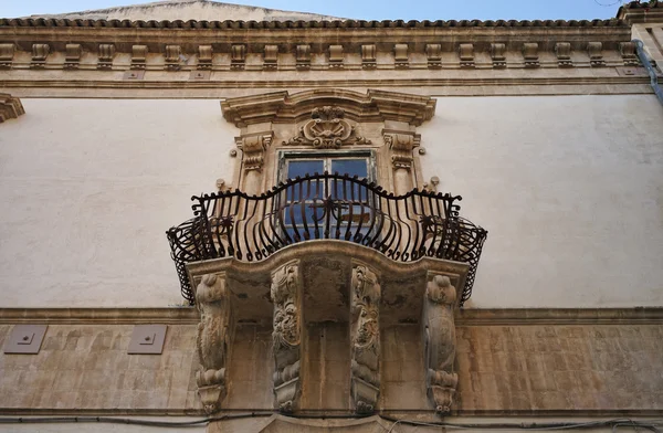 Italien, Sicilien, scicli (provinsen ragusa), barock beneventano palace fasaden vid solnedgången — Stockfoto