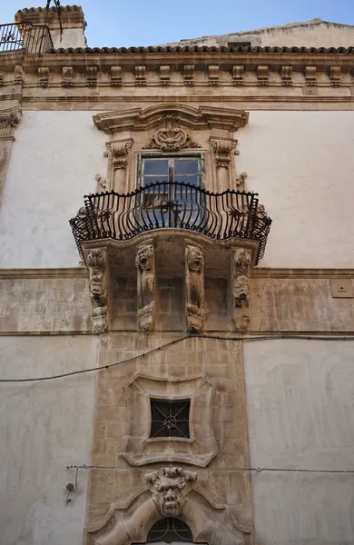 Italie, Sicile, Scicli (province de Raguse), façade baroque du palais Beneventano au coucher du soleil — Photo