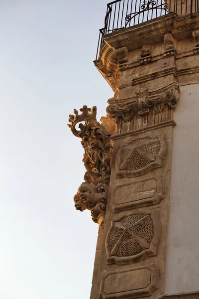 Italy, Sicily, Scicli (Ragusa province), ornaments on the Baroque Beneventano Palace facade at sunset — Stock Photo, Image