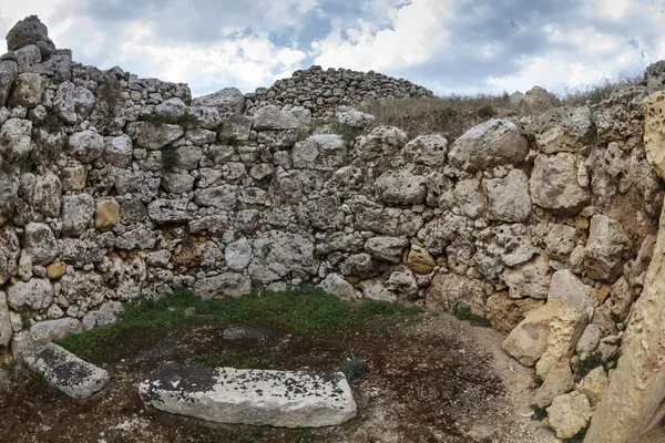 Île de Malte, Gozo, les ruines des temples de Ggantija (3600-3000 av. J.-C.), le complexe mégalithique a été érigé en trois étapes par la communauté des agriculteurs et éleveurs habiti — Photo