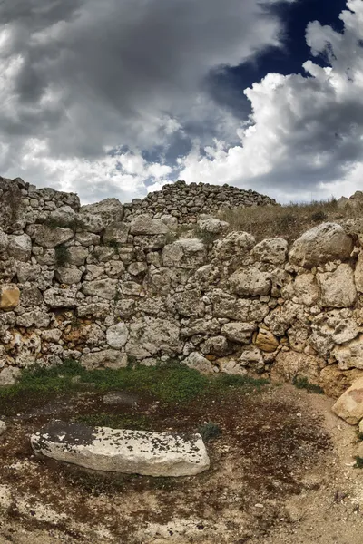 Isla de Malta, Gozo, las ruinas de los templos de Ggantija (3600-3000 aC), el complejo megalítico fue erigido en tres etapas por la comunidad de agricultores y pastores inhabiti — Foto de Stock
