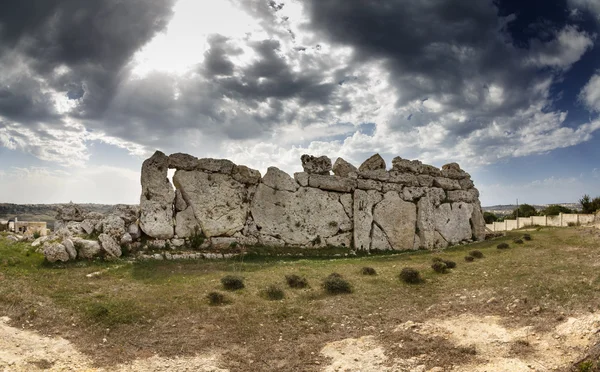 Île de Malte, Gozo, les ruines des temples de Ggantija (3600-3000 av. J.-C.), le complexe mégalithique a été érigé en trois étapes par la communauté des agriculteurs et éleveurs habiti — Photo