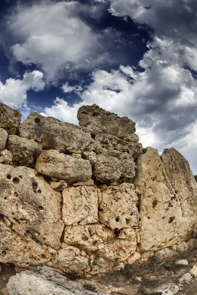 Ilha de Malta, Gozo, as ruínas dos templos de Ggantija (3600-3000 aC), o complexo megalítico foi erguido em três estágios pela comunidade de agricultores e pastores habiti — Fotografia de Stock