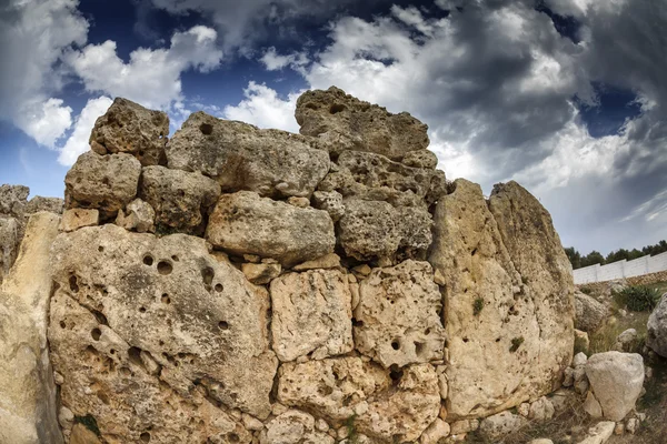 Malta insel, gozo, die ruinen der ggantija-tempel (3600-3000 v.Chr.), der megalithische komplex wurde in drei etappen von der gemeinschaft der bauern und hirten errichtet bewohnt — Stockfoto