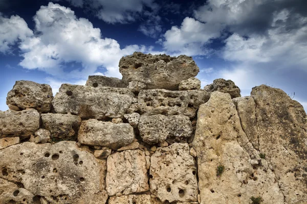 マルタ島とゴゾ島、ジュガンティーヤ神殿 （3600-3000年紀元前） の遺跡巨石の複合体は 3 段階に農民や遊牧民 inhabiti のコミュニティによって建立されました。 — ストック写真