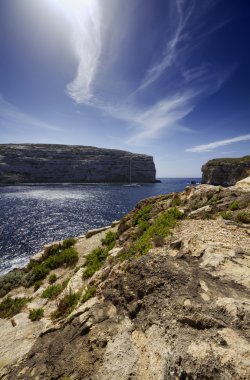 azure pencere rock Malta Adası, gozo, dweira lagoon, yelkenli tekne görünümünü ve kayalık sahil yakınındaki