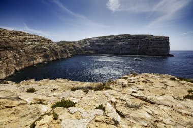 azure pencere rock Malta Adası, gozo, dweira lagoon, yelkenli tekne görünümünü ve kayalık sahil yakınındaki