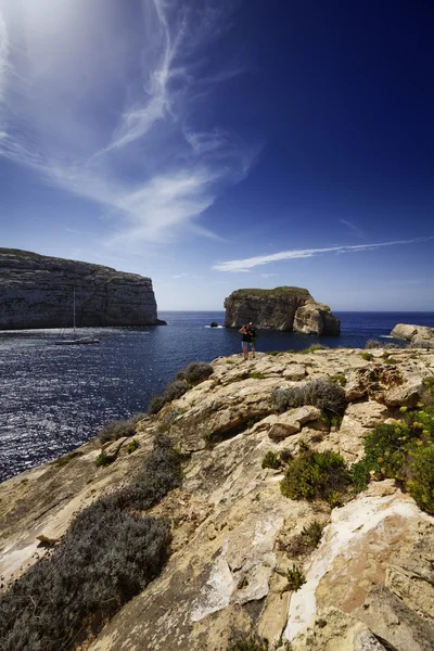 Malta Island, Gozo, Dweira Lagoon, los turistas disfrutan de la vista de la costa rocosa cerca de la Azure Window Rock — Foto de Stock