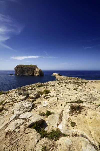 Malta Adası, gozo, dweira lagoon view kayalık sahil azure pencere rock yakınındaki — Stok fotoğraf