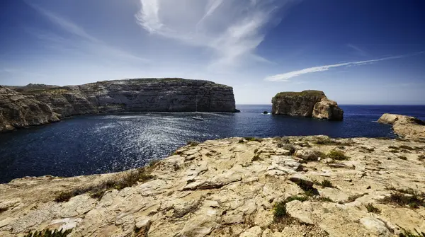 Azure pencere rock Malta Adası, gozo, dweira lagoon, yelkenli tekne görünümünü ve kayalık sahil yakınındaki — Stok fotoğraf