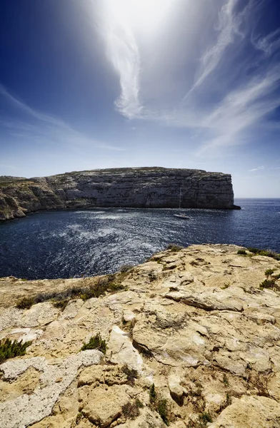 Azure pencere rock Malta Adası, gozo, dweira lagoon, yelkenli tekne görünümünü ve kayalık sahil yakınındaki — Stok fotoğraf