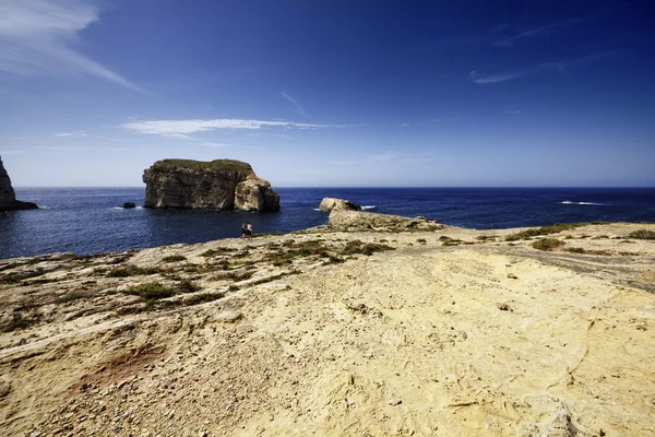 Isola di Malta, Gozo, Laguna di Dweira, i turisti godono della vista della costa rocciosa vicino alla Roccia della Finestra Azzurra — Foto Stock