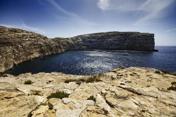 Malta Island, Gozo, Dweira Lagoon, view of sailing boats and the rocky coastline near the Azure Window Rock — Stock Photo, Image