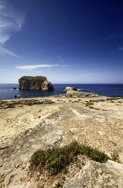 Malta Island, Gozo, Dweira Lagoon, los turistas disfrutan de la vista de la costa rocosa cerca de la Azure Window Rock — Foto de Stock