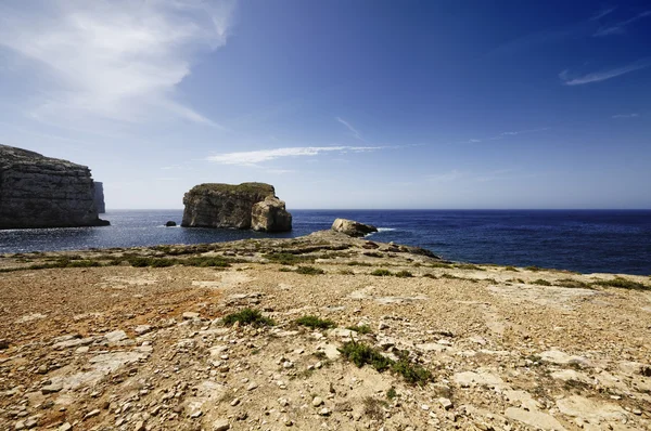 Malta island, gozo, dweira, blick auf die felsige küste in der nähe des azurblauen fensterfelsens — Stockfoto