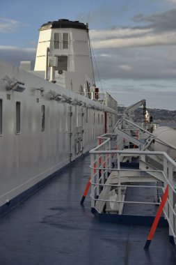 mujer sexy santa sosteniendo bolsas de colores