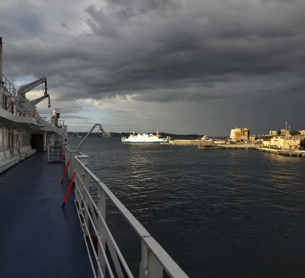 Itália, Calábria, vista panorâmica da vila de Villa S.Giovanni de um dos muitos ferryboats que conectam a cidade com a Sicília — Fotografia de Stock