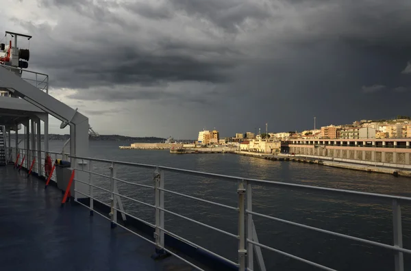 Italië, Calabrië, uitzicht op villa s.giovanni stad van een van de vele veerboten die de stad met Sicilië verbinden — Stockfoto