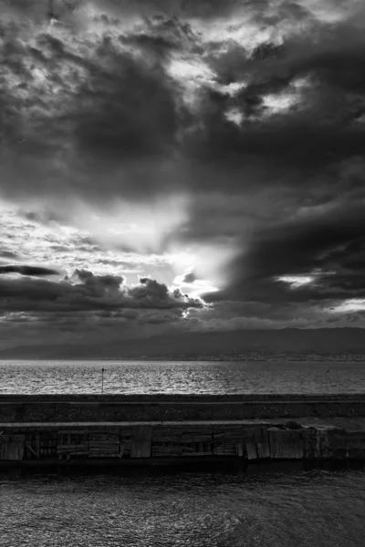 Italy, Calabria, Villa S. Giovanni, view of the Sicily Channel and the sicilian coastline at sunset — Stock Photo, Image