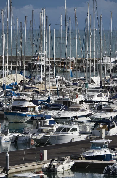 Italien, Sicilien, Medelhavet, marina di ragusa, Visa av lyxbåtar i hamnen — Stockfoto